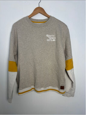 Roots Crewneck Sweatshirt in Light Gray with Mustard White Accents size medium